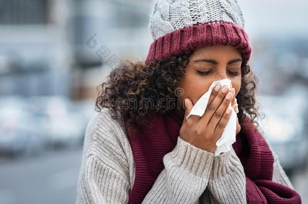 黑的女人和寒冷的打喷嚏户外的