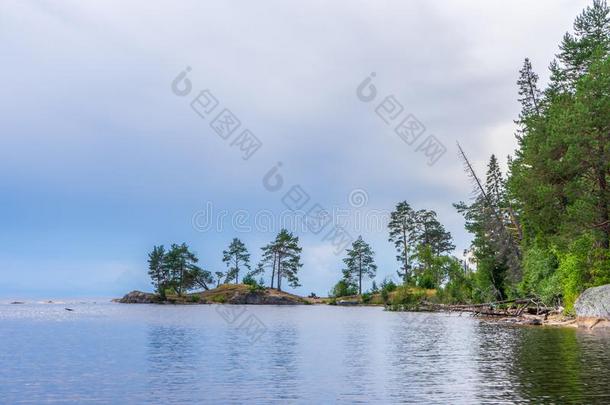 风景优美的夏风景和口关于北方的河流动的Internationalorganizations国际组织