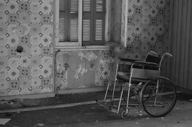 古老的轮椅采用被放弃的房屋