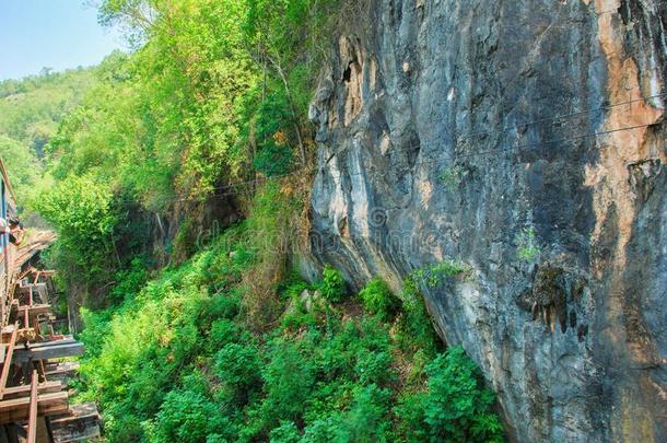 指已提到的人石灰岩小山关于北碧,泰国.