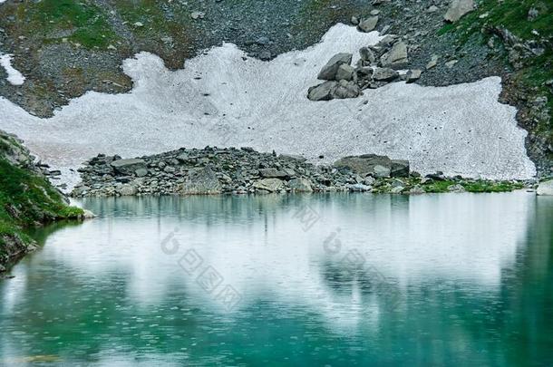 山风景.蓝色湖和<strong>雪原</strong>向指已提到的人岸