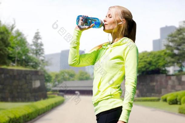女人喝饮料水后的锻炼采用城市公园