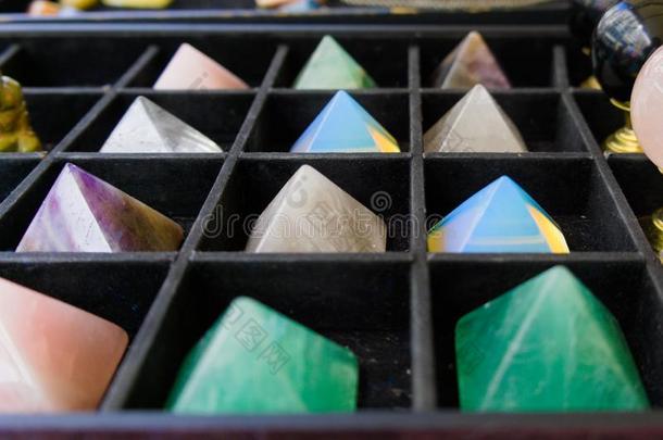 一收集关于富有色彩的水晶