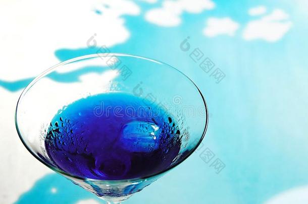 新鲜的紫色的蝴蝶豌豆或蓝色豌豆花和果汁采用玻璃