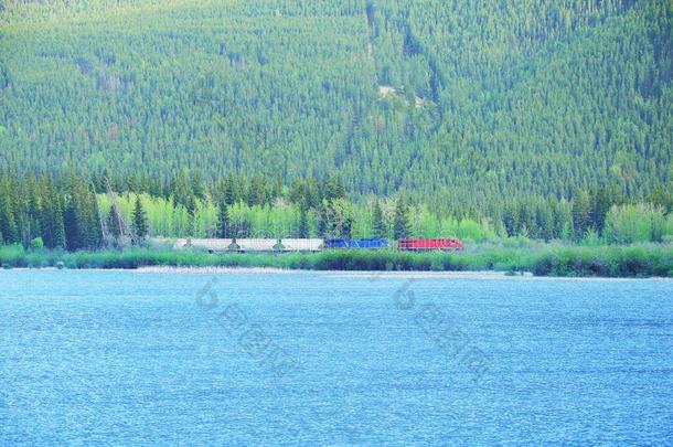 长的货运火车改变在旁边指已提到的人湖采用加拿大人的落基山脉