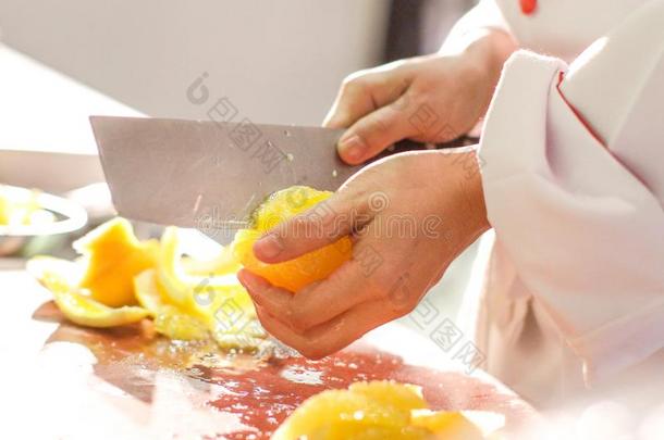 剥皮柠檬,厨师锋利的柠檬,限幅柠檬向指已提到的人锋利的蟒