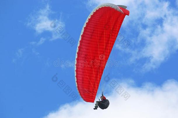 红色的翼<strong>伞</strong>飞行器采用一蓝色天