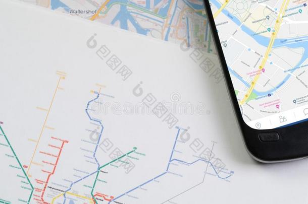 智能手机和航行地图向地下铁道地图