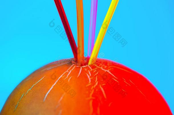 一明亮的有色的鸡尾酒管刺采用一甜瓜向一蓝色b一ckg