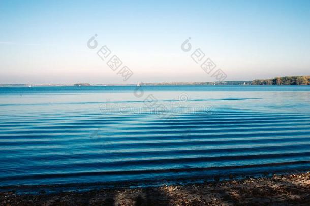 美丽的湖风景,和日落.蓝色波和地平线linear直线的