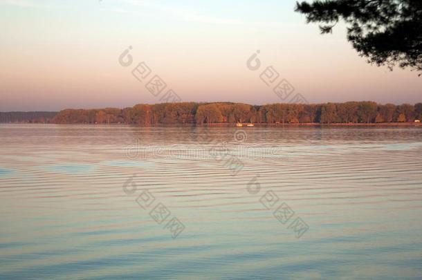 美丽的湖风景,和日落.蓝色波和地平线linear直线的
