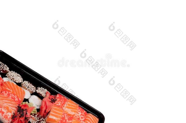 大的寿司放置IB<strong>黑</strong>的<strong>塑料</strong>制品盒向白色的背景,顶看法