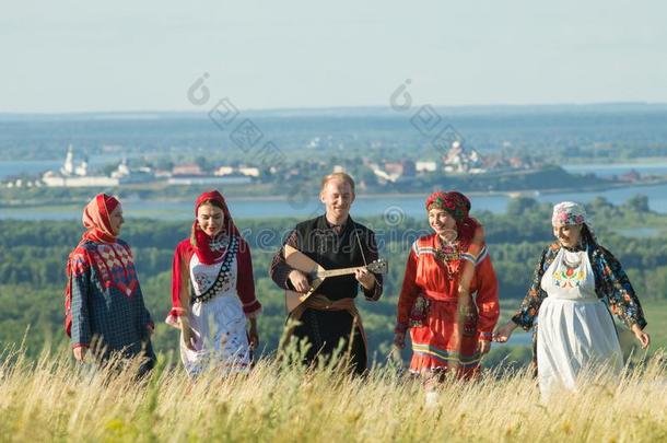 微笑的人采用传统的俄国的衣服walk采用g向指已提到的人int.咄！呸！