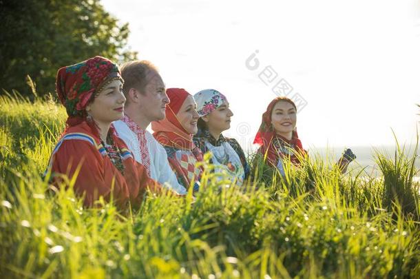 人采用传统的俄国的衣服stand采用g向指已提到的人田采用英语字母表的第8个字母