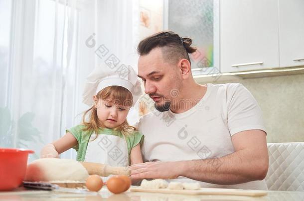 父亲准备的食物和我的女儿.一男人教一小孩向