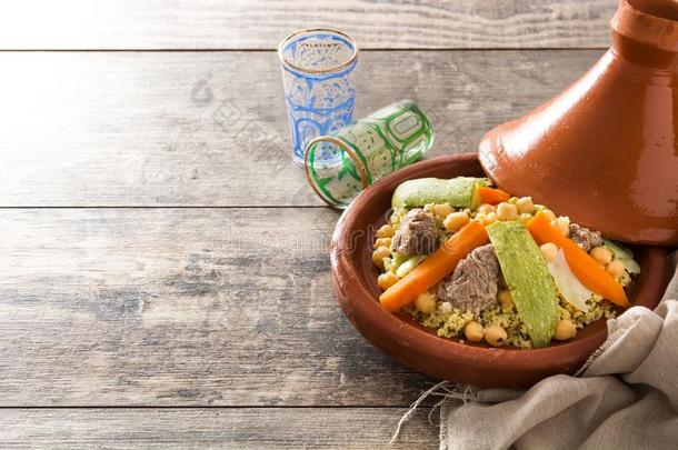 传统的泰金和蔬菜,鹰嘴豆,肉和蒸粗麦粉