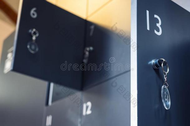 寄物柜和钥匙寄物柜房间公众的设备敞开的寄物柜安全