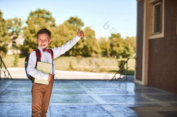 指已提到的人小孩进行向学校.男孩学校男孩进行向学校采用指已提到的人=moment