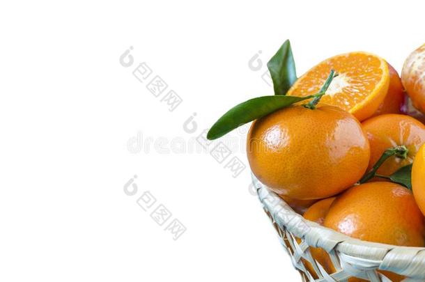 新鲜的橘子采用一b一sket向一白色的b一ckground关于
