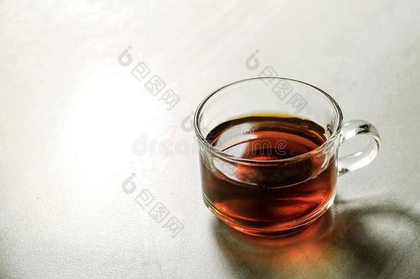 热的<strong>茶水杯</strong>子向一严寒的冬d一y窗b一ckground