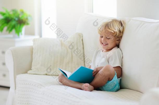 小孩阅读书.小孩阅读书s