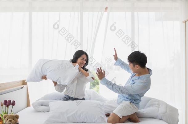 亚洲人对坐向床,他/她/它们aux.用以构成完成式及完成式的不定式枕头战斗