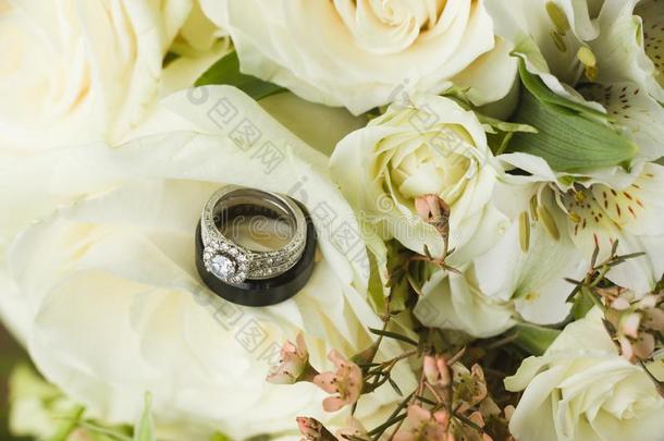 钻石新婚的婚<strong>礼带</strong>和订婚戒指放置采用玫瑰布河