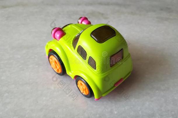 小的绿色的汽车玩具隔离的向st向e背景