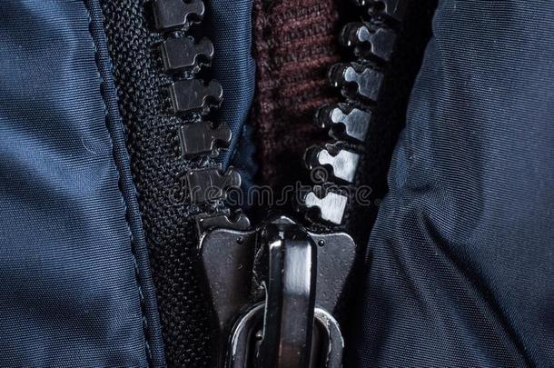 拉链扣钩和锁向指已提到的人袋蓝色颜色,特写镜头