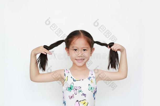 幸福的关于小的<strong>亚洲</strong>人小孩女孩佃户租种的土地女孩垂在头两侧编或不编成辫子的<strong>长发</strong>向白色的后面