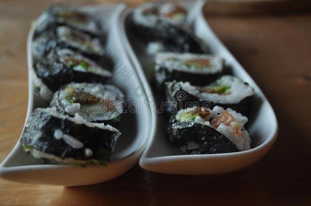 寿司.美味的餐和鱼,稻和增补,事先准备好的
