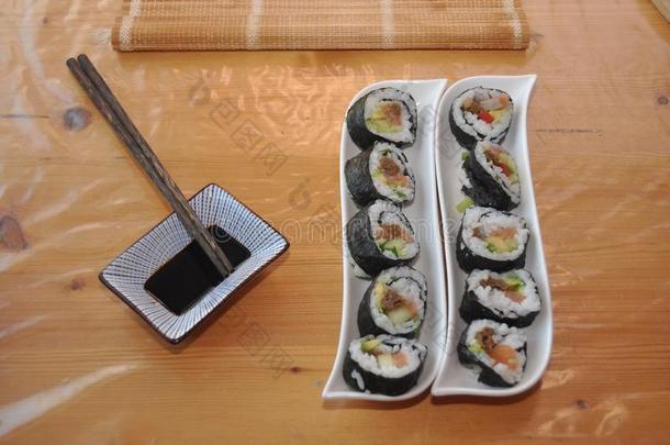 寿司.美味的餐和鱼,稻和增补,事先准备好的