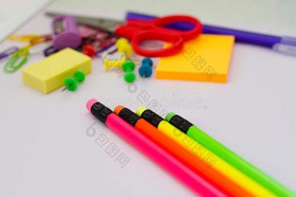 有色的铅笔和橡皮擦和别的文具
