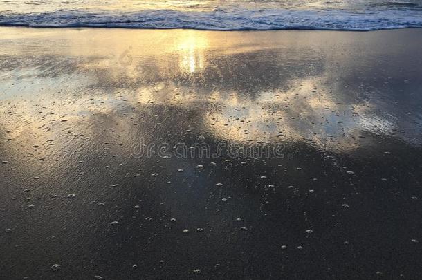 日落在上面和平的洋-看法从小儿麻痹症海滩向考艾岛我