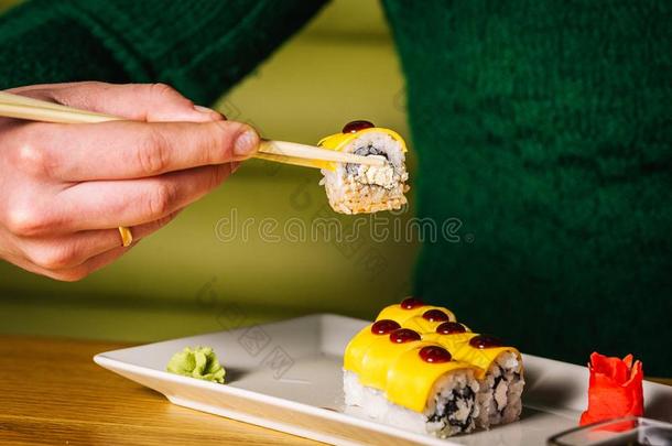 <strong>盘子</strong>关于素食主义者寿司和<strong>筷子</strong>向木材