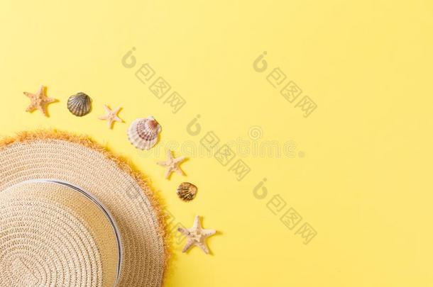海滩帽子和贝壳向棕色的黄色的表.夏后座