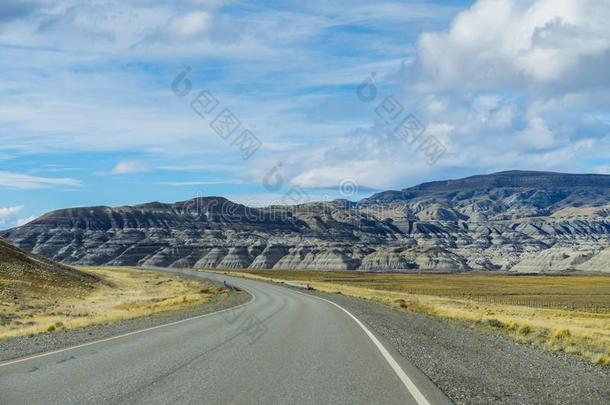 美丽的看法关于人行道路通过砂岩山和