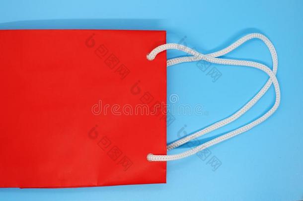 红色的购物袋关在上面,位为签名,纸袋为普罗杜