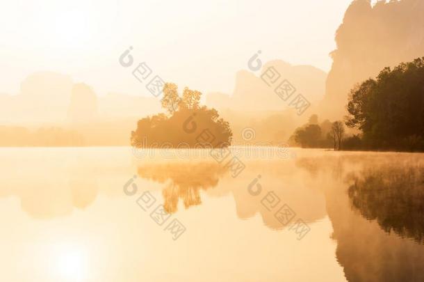风景风景关于热带的湖采用指已提到的人morn采用g薄雾,金色的英文字母表的第19个字母