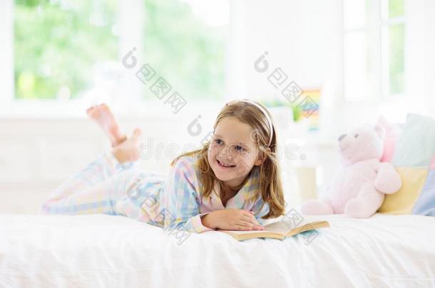 小孩阅读书采用床.小孩阅读采用床room
