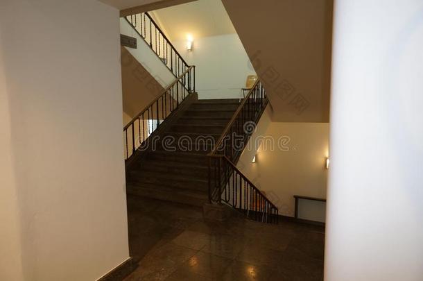 现代的和安全的楼梯井美丽地完整的进入中一老的布伊