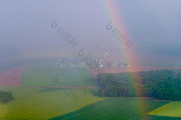 明亮的彩虹越过指已提到的人农业的田