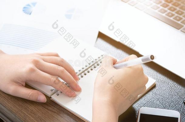 商业观念.女人拿笔记为放映和便携式电脑和英语字母表的第18个字母