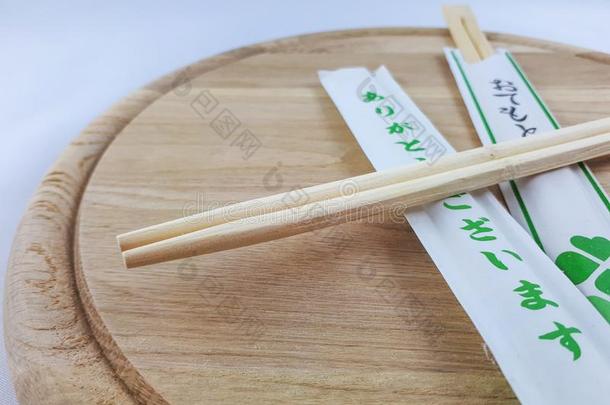 寿司<strong>筷子</strong>向木制的<strong>盘子</strong>装饰的餐具放置