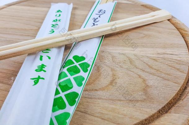 寿司筷子向木制的盘子
