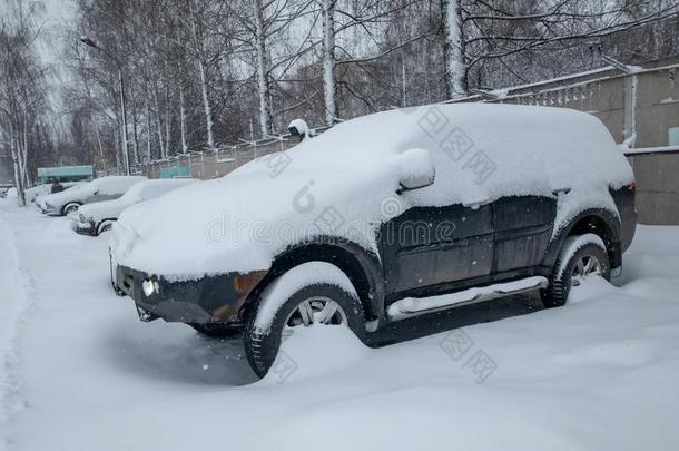 汽车在下面一浓的l一yer关于雪