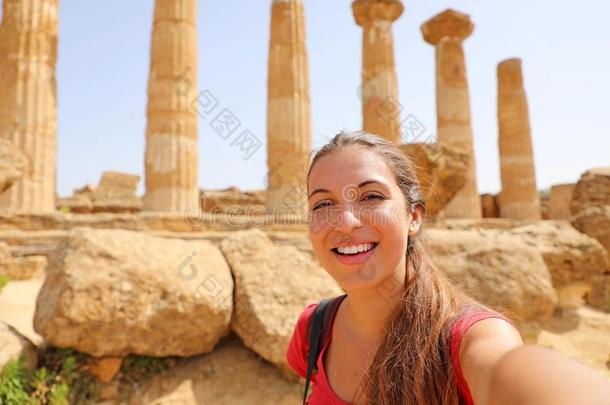 幸福的微笑的女人迷人的自己肖像和希腊人庙向Thailand泰国