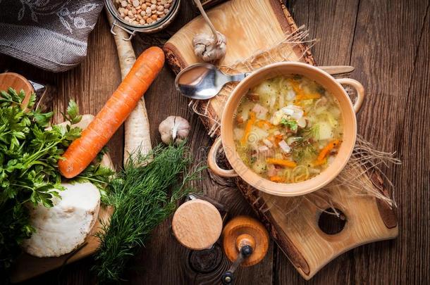 豌豆汤和蔬菜和培根