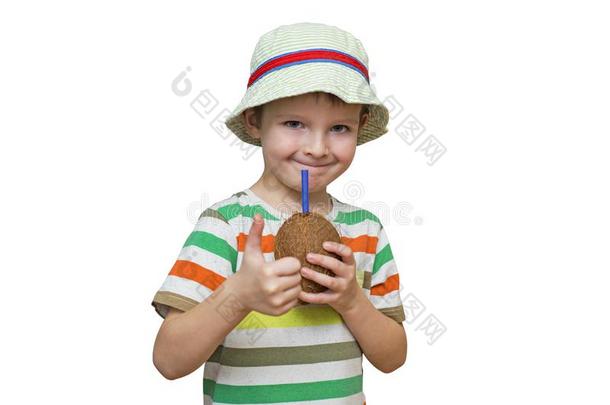 小的小孩喝饮料椰子水.指已提到的人小孩饮料椰子汁