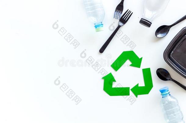 再循环象征和不同的垃圾,扁平的<strong>餐具</strong>,塑料制品瓶子